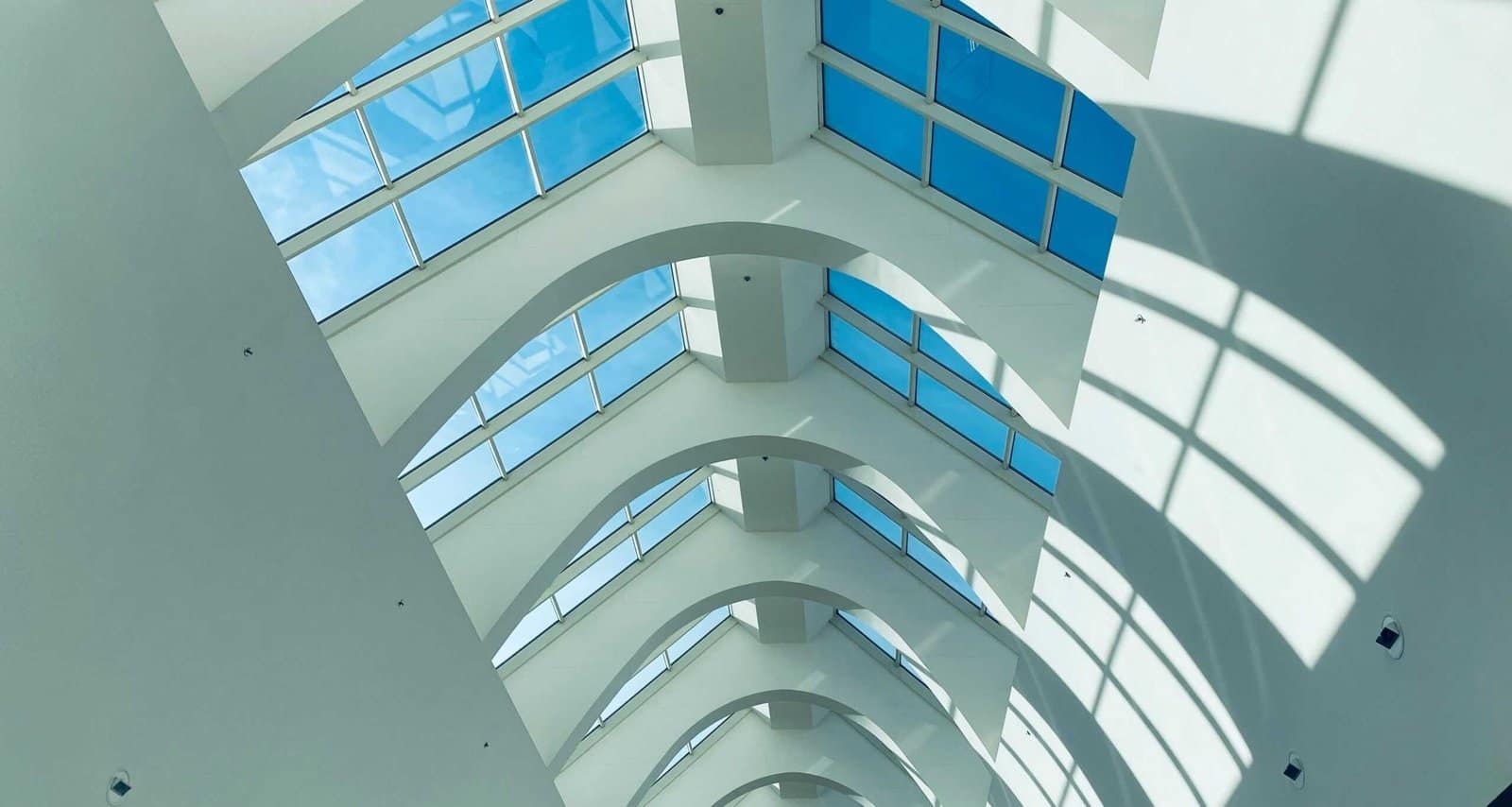 Guida alla Cessione di una Licenza Commerciale Senza Azienda 6 white concrete building during daytime